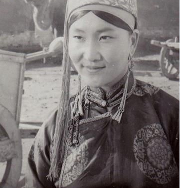 Жүжигчин, найруулагч Шатарын Цэцэг Монгол Улсын Гавьяат жүжигчин боллоо.